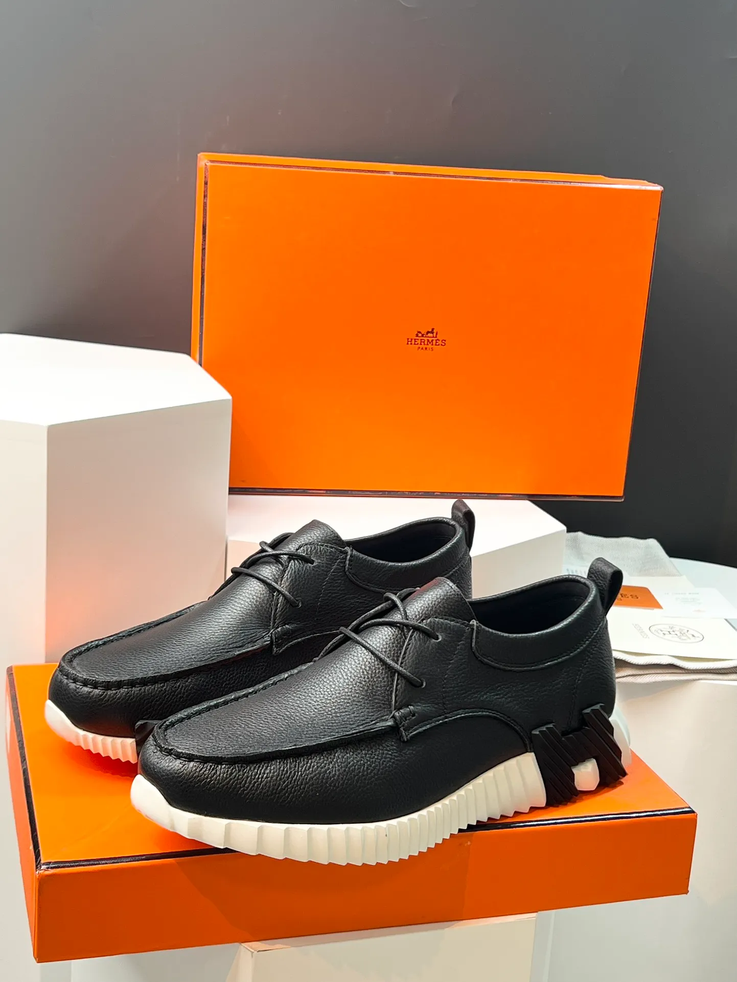 PP660【Hermes】fe new arrival~New Bouncing sneakers are the most comfortable shoes from Hermès. They are extremely light on the feet and look great. You won’t feel tired even when you go shopping and running around👍. They are light and comfortable. They are extremely light. They are perfect for both sports and leisure. They feel great when you step on them! It’s up to you to choose, there’s always what you want~ ✔️Fabric: Imported first-layer cowhide ✔️Inner lining: Imported water-dyed cowhide ✔️Outsole: Seamless combination of IP+TPU (multi-color letters) German technology irradiation machine ✔️Code number: Male 38-44 (45 customized)
